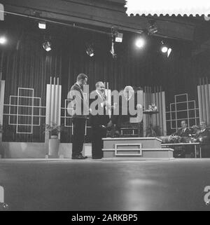 Programma televisivo Diverso da altri, vittima Prof. mr. Dr. G. van de Bergh, n.d. Bert Garthoff, notairs Van Drimmelen e prof. Van de Bergh Data: 23 ottobre 1959 Parole Chiave: Programmi televisivi, vittime Nome personale: Bergh, G. van den, Garthoff Bert, Notairs van Drimmel Foto Stock