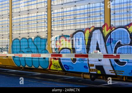 Primo piano di graffiti sulla macchina ferroviaria che trasporta nuovi veicoli dal Messico a Nogales, Arizona, Stati Uniti Foto Stock