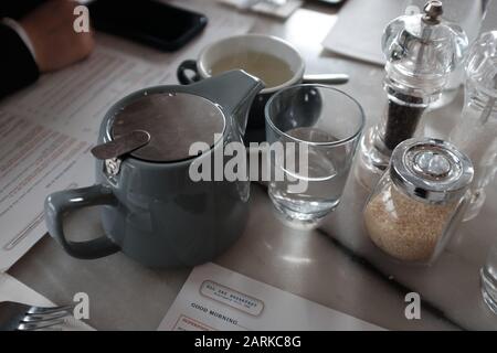 Latte, Chai latte, croissant e hamburger in un ristorante Foto Stock