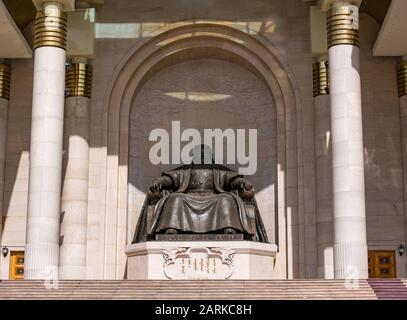 Statua Di Genghis Khan, Palazzo Governativo, Piazza Sükhbaatar, Ulaanbaatar, Mongolia Foto Stock