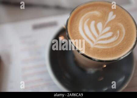 Latte, Chai latte, croissant e hamburger in un ristorante Foto Stock