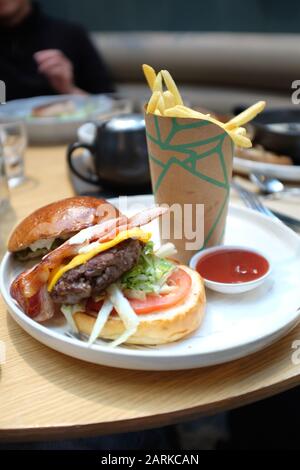 Latte, Chai latte, croissant e hamburger in un ristorante Foto Stock