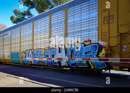 Primo piano di graffiti sulla macchina ferroviaria che trasporta nuovi veicoli dal Messico a Nogales, Arizona, Stati Uniti Foto Stock