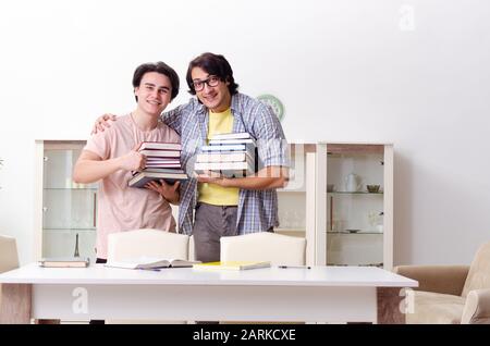 Il maschio di due studenti in preparazione per gli esami a casa Foto Stock