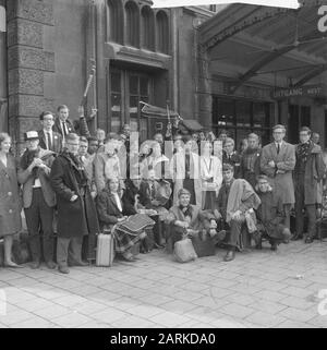 Gymnasists andare al campo del torneo Data: 24 aprile 1962 Foto Stock