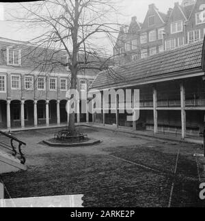 L'ex orfanotrofio civile di Amsterdam è in fase di restauro la piazza interna con sfondo 18th secolo edificio con porte Data: 5 marzo 1964 Località: Amsterdam, Noord-Holland Parole Chiave: Orfanotrofi Nome dell'istituzione: Burgerorfanotraggio Foto Stock