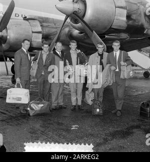 Ciclista 3200 km Canada a Schiphol, v. l.n.r. Allegato Van de Vleuten, team leader Koopmans, Kemenade, Beugels Boog con trofeo quattro tappe vinte Data: 13 agosto 1964 Località: Noord- Olanda, Schiphol Parole Chiave: Trofei, ciclisti Nome personale: Boog Foto Stock