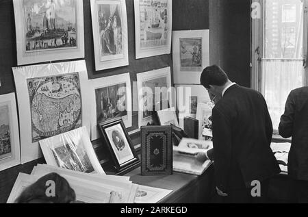 Mostra di vendita nell'edificio dell'asta di Paul Marca le quattro incisioni di Rembrandt Data: 23 Novembre 1964 Parole Chiave: Eking Nome Della Persona: Reno, Rembrandt of Foto Stock