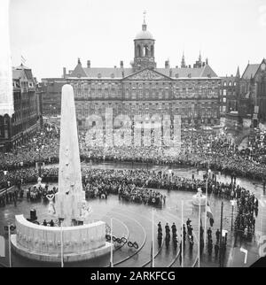 Commemorazione dei morti, due minuti di silenzio sulla diga di Amsterdam Data: 4 maggio 1965 luogo: Amsterdam, Noord-Holland Parole Chiave: Commemorazioni Foto Stock