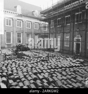 L'ex orfanotrofio civile di Amsterdam è in fase di restauro Lavori sul Museo storico di Amsterdam (ex Burgerweeshuis) tegole sul cortile Data: 4 gennaio 1966 luogo: Amsterdam, Noord -Holland Parole Chiave: DAKPANNEN, Lavoro, cortili, musei Nome dell'istituzione: Burgerorfanotrofio Foto Stock