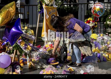 Los Angeles, California, Stati Uniti. 28th Gen 2020. Un fan lascia un cappello all'ex memoriale di Los Angeles Lakers KOBE BRYANT fuori dallo Staples Center di Los Angeles, California, martedì 28 gennaio. Bryant, sua figlia Gianna, e altri sette sono stati uccisi in un incidente in elicottero domenica 26 gennaio vicino Calabasas, California. Foto di Justin L. Stewart Credit: Justin L. Stewart/ZUMA Wire/Alamy Live News Foto Stock