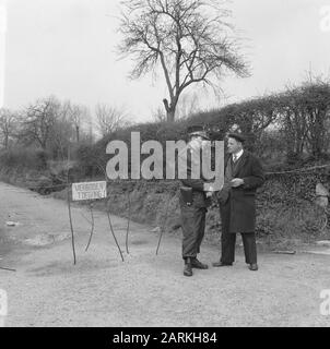 Frane nel comune belga Zichen-Zussen-Bolder, Gendarme strada sorvegliata, ingresso proibito Data: 5 aprile 1966 Parole Chiave: Comuni, accessi, strade Foto Stock