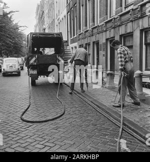 Tedeschi trapanare buchi in Amsterdam strada superficie, collegamento gas naturale griglia Data: 29 luglio 1966 Parole Chiave: Noioso Foto Stock