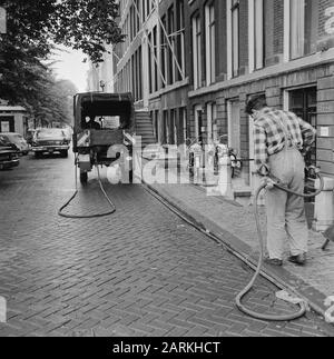 Germania fori di perforazione in Amsterdam strada superficie Data: 29 luglio 1966 Parole Chiave: Nato Foto Stock