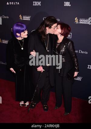 Beverly HILLS, CA - 25 GENNAIO: (L-R) Kelly Osbourne, Ozzy Osbourne e Sharon Osbourne partecipano al Pre-GRAMMY Gala e GRAMMY Salute to Industry Icons Che Onorano Sean 'Diddy' Combs il 25 gennaio 2020 a Beverly Hills, California. Foto Stock