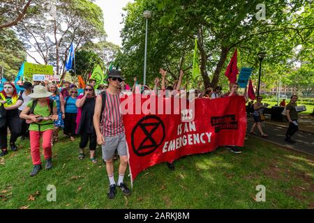 Sydney, Australia - 7 ottobre 2019 - Centinaia di attivisti australiani della ribellione contro l'estinzione si riuniscono a Belmore Park per una protesta contro il cambiamento climatico. Foto Stock