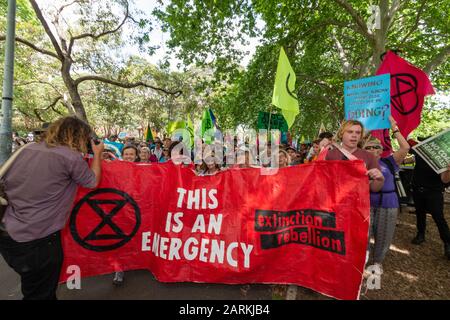 Sydney, Australia - 7 ottobre 2019 - Centinaia di attivisti australiani della ribellione contro l'estinzione si riuniscono a Belmore Park per una protesta contro il cambiamento climatico. Foto Stock