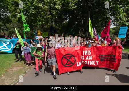 Sydney, Australia - 7 ottobre 2019 - Centinaia di attivisti australiani della ribellione contro l'estinzione si riuniscono a Belmore Park per una protesta contro il cambiamento climatico. Foto Stock