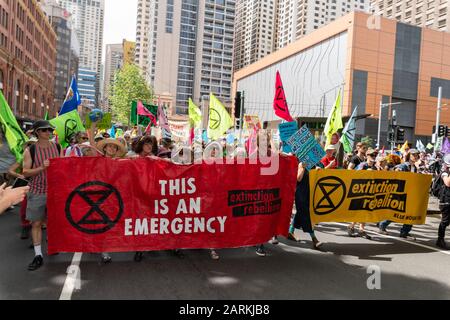 Sydney, Australia - 7 ottobre 2019 - Centinaia di attivisti australiani della ribellione contro l'estinzione si riuniscono a Belmore Park per una protesta contro il cambiamento climatico. Foto Stock