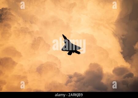 Stati Uniti Air Force Il Mag. Paolo Lopez, F-22 Demo Team commander, vola un crepuscolo dimostrazione durante EAA AirVenture in Oshkosh, Wisconsin, luglio 28, 2019. Fondata nel 2007, la F-22 Raptor Demo Team mette in mostra le funzionalità esclusive del mondo premier 5ª generazione di aerei da combattimento. (U.S. Air Force Photo da 2 Lt. Samuel Eckholm) Foto Stock