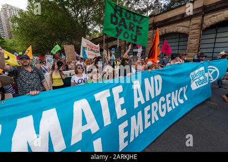 Sydney, Australia - 7 ottobre 2019 - Centinaia di attivisti australiani della ribellione contro l'estinzione si riuniscono a Belmore Park per una protesta contro il cambiamento climatico. Foto Stock