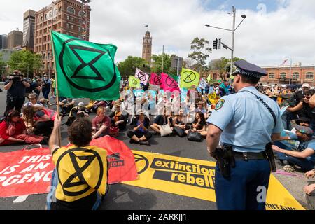 Sydney, Australia - 7 ottobre 2019 - Centinaia di attivisti australiani della ribellione contro l'estinzione si riuniscono a Belmore Park per una protesta contro il cambiamento climatico. Foto Stock