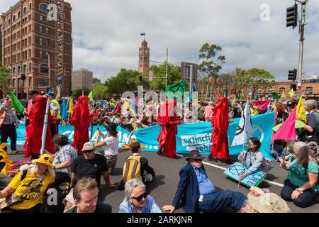 Sydney, Australia - 7 ottobre 2019 - Centinaia di attivisti australiani della ribellione contro l'estinzione si riuniscono a Belmore Park per una protesta contro il cambiamento climatico. Foto Stock