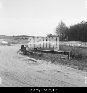 Sesto distretto Data: Luglio 1962 Località: Drenthe, Veenhuizen Parole Chiave: Subacquei e giardinaggio, scavo e smorzamento fossati, posa fognatura, ponte di emergenza, normalizzazione dei flussi, vecchio, spinta Foto Stock