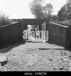 Sesto distretto Data: Luglio 1962 Località: Drenthe, Veenhuizen Parole Chiave: Subacquei e giardinaggio, scavo e smorzamento fossati, posa fognatura, normalizzazione dei flussi, vecchio, propellente Foto Stock