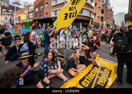 Sydney, Australia - 7 ottobre 2019 - Centinaia di attivisti australiani della ribellione contro l'estinzione si riuniscono a Belmore Park per una protesta contro il cambiamento climatico. Foto Stock