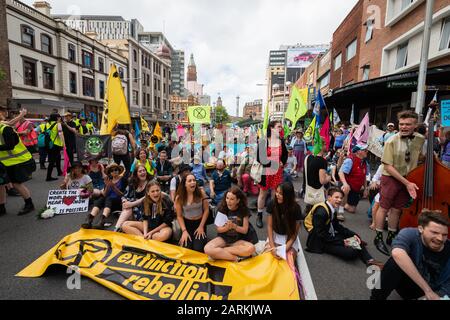 Sydney, Australia - 7 ottobre 2019 - Centinaia di attivisti australiani della ribellione contro l'estinzione si riuniscono a Belmore Park per una protesta contro il cambiamento climatico. Foto Stock