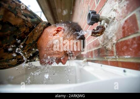 Un Marine collegato alla Deployment Processing Command Reserve Support Unit-East, Force Headquarters Group, gestisce l'acqua del suo volto dopo l'addestramento alla camera di gas al Marine Corps base Camp Lejeune, North Carolina, 22 ottobre 2019. Il personale del DPC/RSU-East fornisce unità/dets Di Riserva attivate vari tipi di formazione, ad esempio la qualificazione della camera a gas. Durante la qualificazione, i Marines vengono insegnati a minacce chimiche, biologiche, radiologiche e nucleari, reazioni agli attacchi CBRN e come prendersi cura e utilizzare correttamente una maschera a gas. (STATI UNITI Foto del corpo marino di Sgt. Andy O. Martinez) Foto Stock