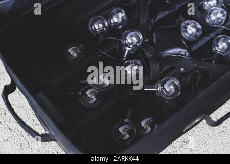 fuga del cervello concettuale ancora vita, valigia aperta con stringa di lampadine simbolo di persone altamente addestrate spostare paese per migliorare la loro vita conditi Foto Stock