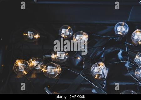 fuga del cervello concettuale ancora vita, valigia aperta con fila di lampadine acceso simbolo di persone altamente addestrate spostare paese per migliorare loro Foto Stock
