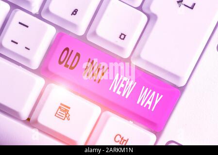La scrittura della nota mostra vecchio modo nuovo modo. Il concetto di business per il diverso modo di soddisfare gli scopi desiderati Foto Stock
