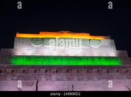 New DELHI, INDIA/29 MARZO 2018: La cima della porta di Delhi, vista dal basso e illuminata durante la notte. Foto Stock