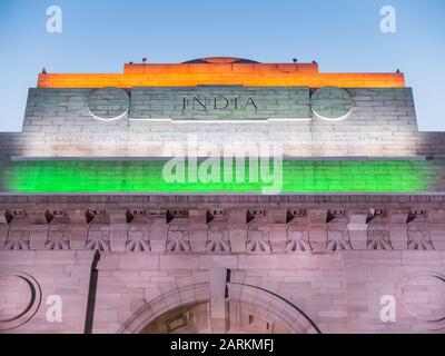 New DELHI, INDIA/29 MARZO 2018: La cima dell'India Gate, vista dal basso e illuminata subito dopo il tramonto. Foto Stock