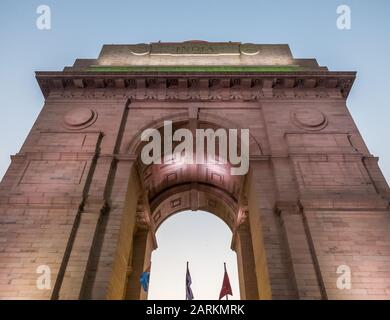 New DELHI, INDIA/29 MARZO 2018: India Gate, visto dal basso e illuminato con l'avvicinarsi del tramonto. Foto Stock