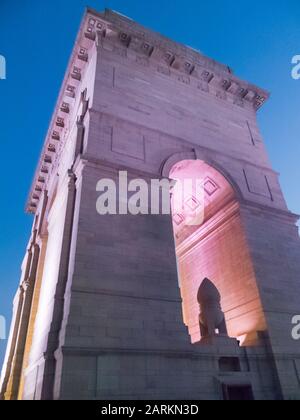 New DELHI, INDIA/29 MARZO 2018: India Gate, visto da dietro e illuminato dopo il tramonto. Foto Stock