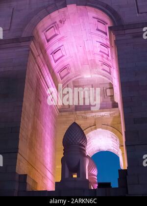 New DELHI, INDIA/29 MARZO 2018: Vista interna di India Gate, vista dal lato nord, illuminata da luci colorate al crepuscolo. Foto Stock