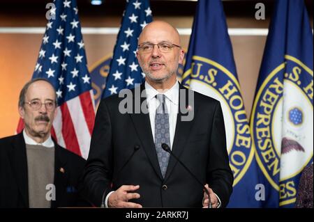 28 gennaio 2020 - Washington, DC, Stati Uniti: Il rappresentante degli Stati Uniti Ted Deutch (D-FL) parla del recente viaggio bipartisan del Congresso in Polonia e Israele per la commemorazione di 75 anni dalla liberazione di Auschwitz. (Foto di Michael Brochstein/Sipa USA) Foto Stock