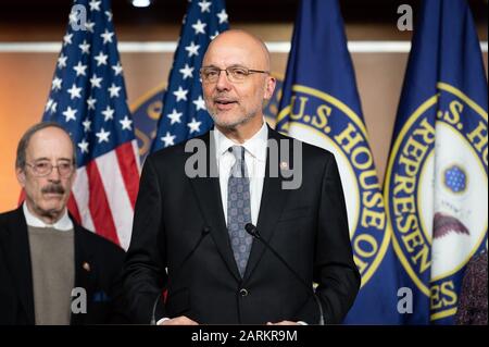 28 gennaio 2020 - Washington, DC, Stati Uniti: Il rappresentante degli Stati Uniti Ted Deutch (D-FL) parla del recente viaggio bipartisan del Congresso in Polonia e Israele per la commemorazione di 75 anni dalla liberazione di Auschwitz. (Foto di Michael Brochstein/Sipa USA) Foto Stock