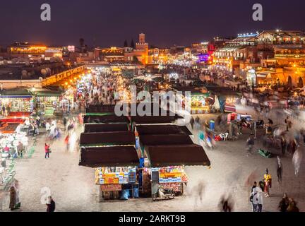 Il Souq coperto si ferma a una Jemaa el-Fnaa al tramonto a Marrakech, Marocco di Marrakech-Safi. Foto Stock