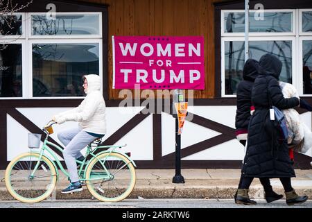 Wildwood, New Jersey, Stati Uniti. 28th gennaio 2020. Migliaia di persone si sono allineate per ore prima di una manifestazione serale pagata dal presidente Donald Trump al Wildwood Convention Center nel New Jersey. 28 Gennaio 2020. Credito: Chris Baker Evens / Alamy Live News. Foto Stock