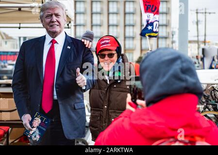 Wildwood, New Jersey, Stati Uniti. 28th gennaio 2020. Migliaia di persone si sono allineate per ore prima di una manifestazione serale pagata dal presidente Donald Trump al Wildwood Convention Center nel New Jersey. 28 Gennaio 2020. Credito: Chris Baker Evens / Alamy Live News. Foto Stock