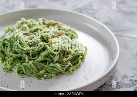 Pasta vegana verde con avocado, spinaci e pinoli. Cibo sano e sano. Buona nutrizione. Foto Stock