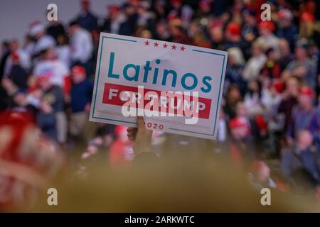 Wildwood, Stati Uniti. 28th Gen 2020. Un cartellone che dice Latinos per Trump è sospeso quando Donald Trump si rivolge ai sostenitori in uno stato tipicamente blu, nel New Jersey. Credit: Sopa Images Limited/Alamy Live News Foto Stock