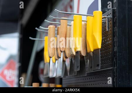 Spatola utilizzata per raschiare la superficie. Per pulire la superficie vengono utilizzati dei maestri di costruzione. Girato di fronte al negozio. Foto Stock