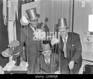 Fiera della moda maschile ad Amsterdam Data: 4 marzo 1952 Località: Amsterdam, Noord-Holland Parole Chiave: Fiere, headwear, moda Foto Stock