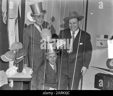 Fiera della moda maschile ad Amsterdam Data: 4 marzo 1952 Località: Amsterdam, Noord-Holland Parole Chiave: Fiere, headwear, moda Foto Stock